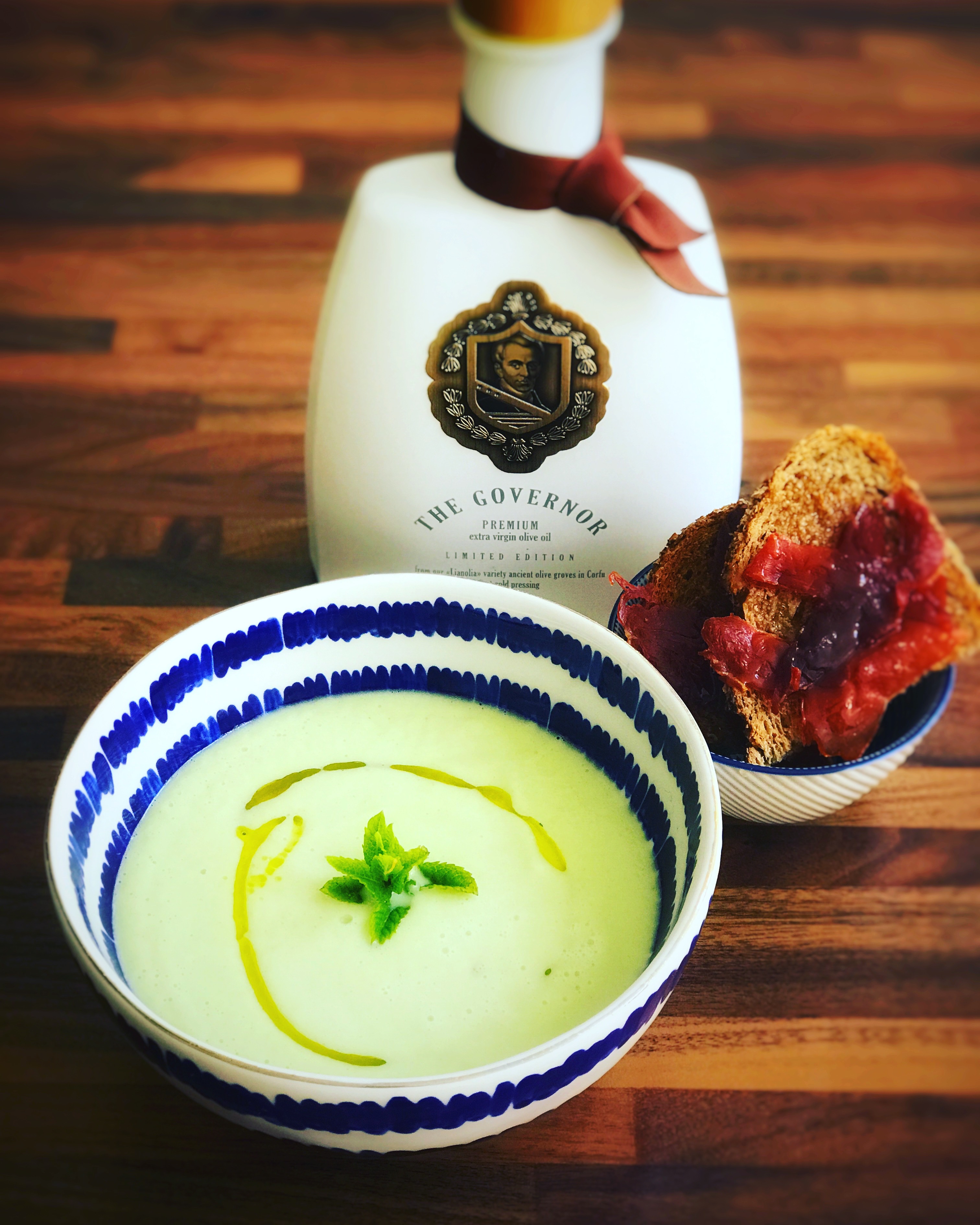 Melon, cucumber and mint soup ⁣with honey, prosciutto toast